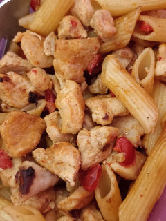 Una foto de Macarrones con carne de pollo