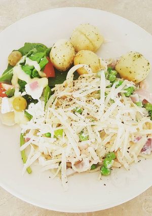 A picture of Salmon & pea pasta.