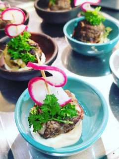 Una foto de Apeteizer Croqueta de carne rellena de queso mozzarella
