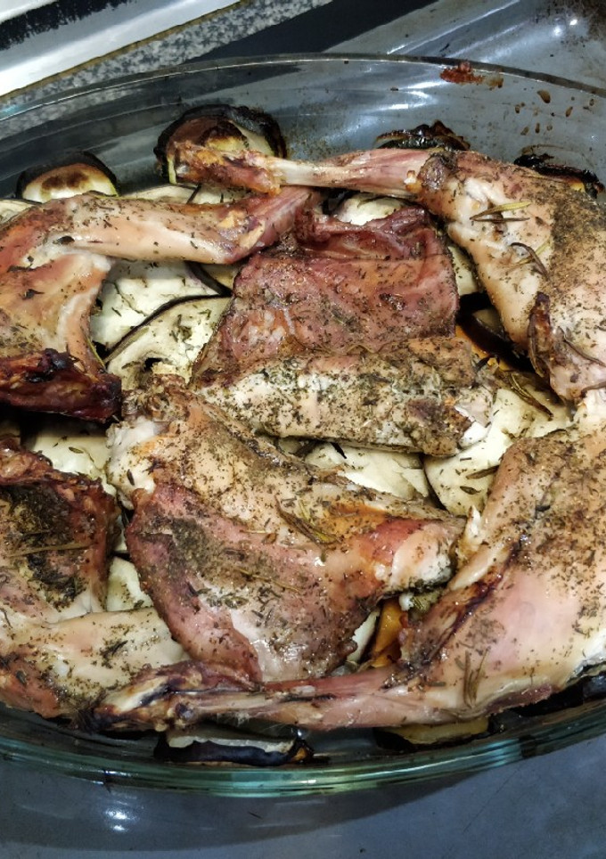 Una foto de Conejo al horno con verduras