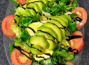 Una foto de Ensalada de lechuga, rúcula y canónigos