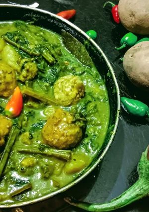 বড়ি দিয়ে পালং শাকের ঘন্ট (palak saager ghonto recipe in Bengali) রেসিপির প্রধান ছবি