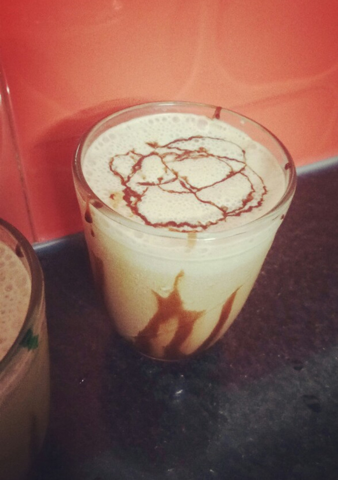 சாக்லேட் மில்க் ஷேக் (Chocolate milkshake recipe in tamil) செய்முறை முக்கிய புகைப்படம்