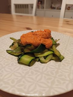 Una foto de Cintas de calabacín con salsa de verduras asadas