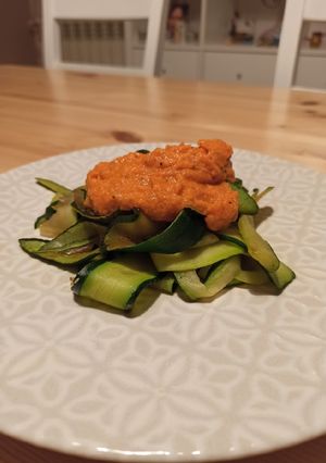 Foto principal de Cintas de calabacín con salsa de verduras asadas