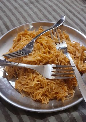 A picture of Vermicelli in sauce.