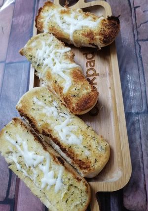 A picture of Cheese Garlic bread.