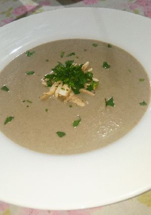Una foto de Crema de champiñones elegante