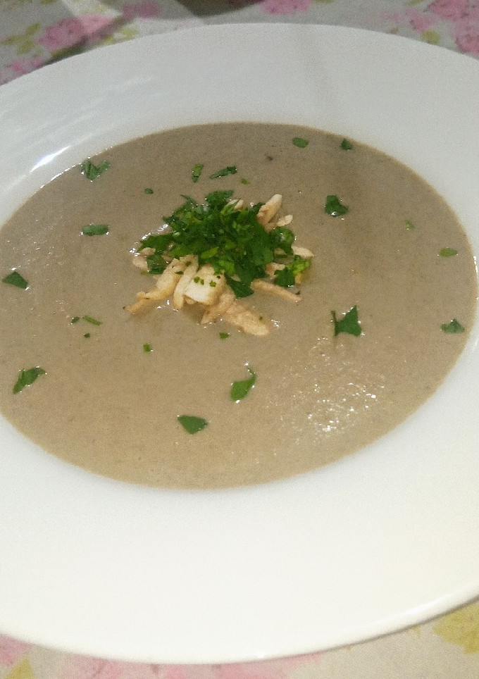 Una foto de Crema de champiñones elegante