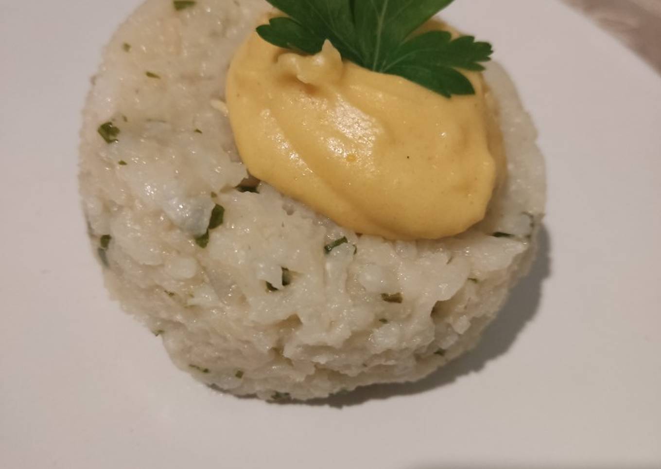 Arroz con carne y salsa de queso cheddar