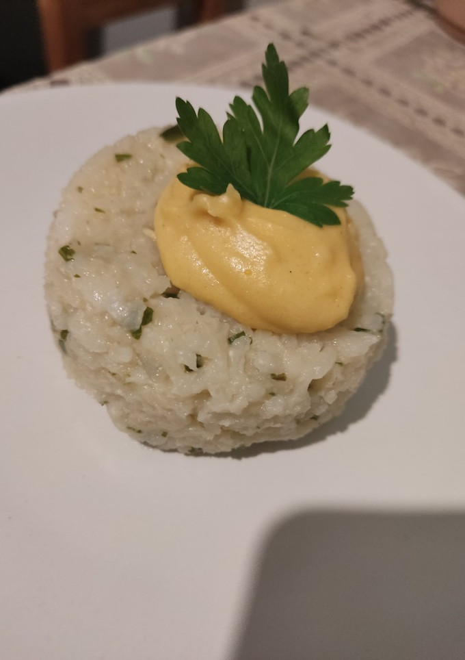Una foto de Arroz con carne y salsa de queso cheddar