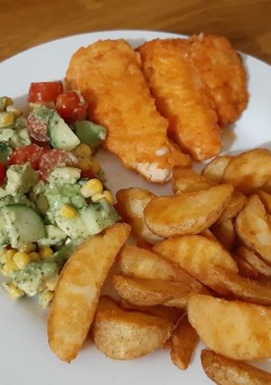 Avokádós paradicsomsaláta-sült hallal és steak burgonyával recept fotója