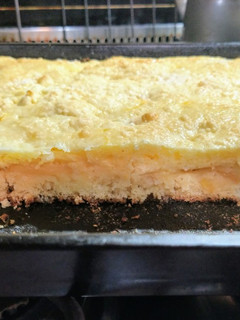 Una foto de Torta de manzanas húmeda, fácil y económica