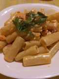 Rigatoni con salmone affumicato, prosciutto crudo e panna
