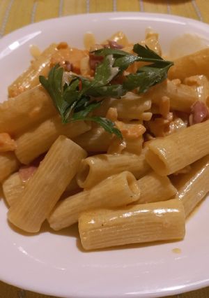 Foto di Rigatoni con salmone affumicato, prosciutto crudo e panna