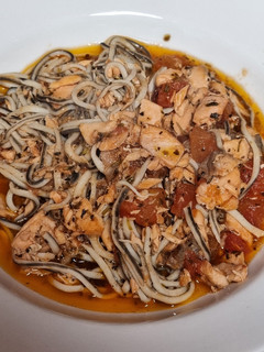 Una foto de Gulas con salmón