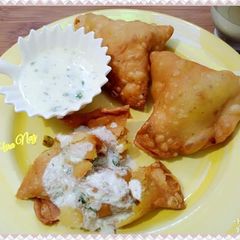 A picture of Aloo k samosay.