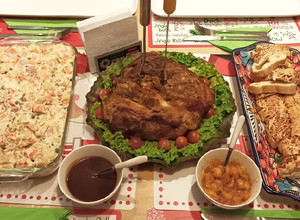 Una foto de Cena de Navidad : pierna de cerdo horneada + ensalada Rusa