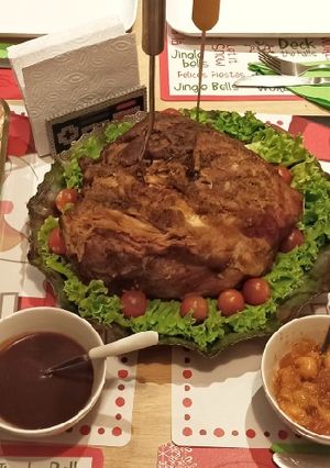 Una foto de Cena de Navidad : pierna de cerdo horneada + ensalada Rusa