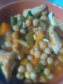 Una foto de Garbanzos con pollo y vegetales