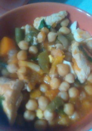 Una foto de Garbanzos con pollo y vegetales