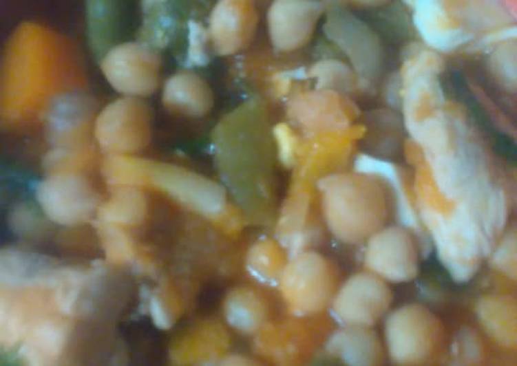 Garbanzos con pollo y vegetales