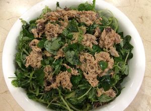 Hình của món Gỏi rau càng cua và cá ngừ đại dương.