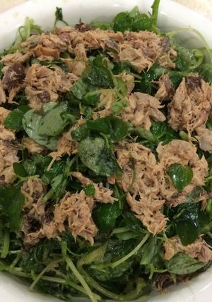 Hình của món Gỏi rau càng cua và cá ngừ đại dương.