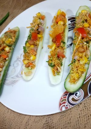 कुकुम्बर बोट भेल चाट (Cucumber Boat Bhel Chaat recipe in hindi) रेसिपी मुख्य फोटो