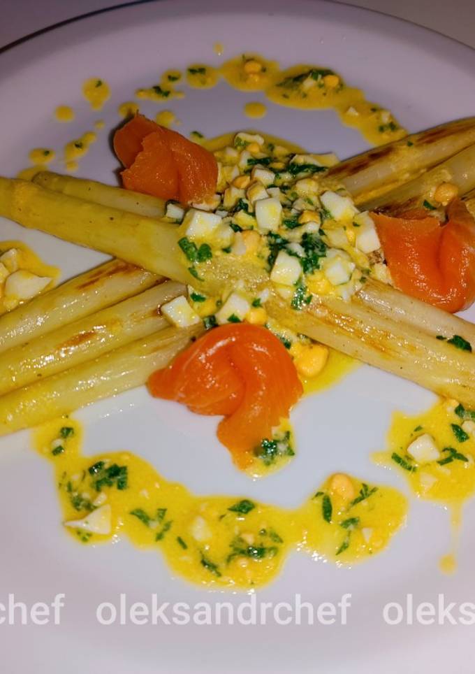 Спаржа з лососем🐟 та яєчним🥚 соусом/Asparagus with salmon🐟 and egg 🥚sauce