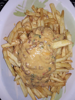 Una foto de Papas fritas con salsa cheddar