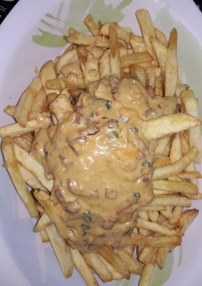 Una foto de Papas fritas con salsa cheddar