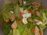 Ensalada rápida con Mejillones y palitos de cangrejo