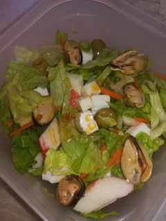 Una foto de Ensalada rápida con Mejillones y palitos de cangrejo