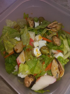 Una foto de Ensalada rápida con Mejillones y palitos de cangrejo