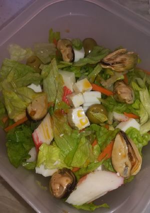 Una foto de Ensalada rápida con Mejillones y palitos de cangrejo