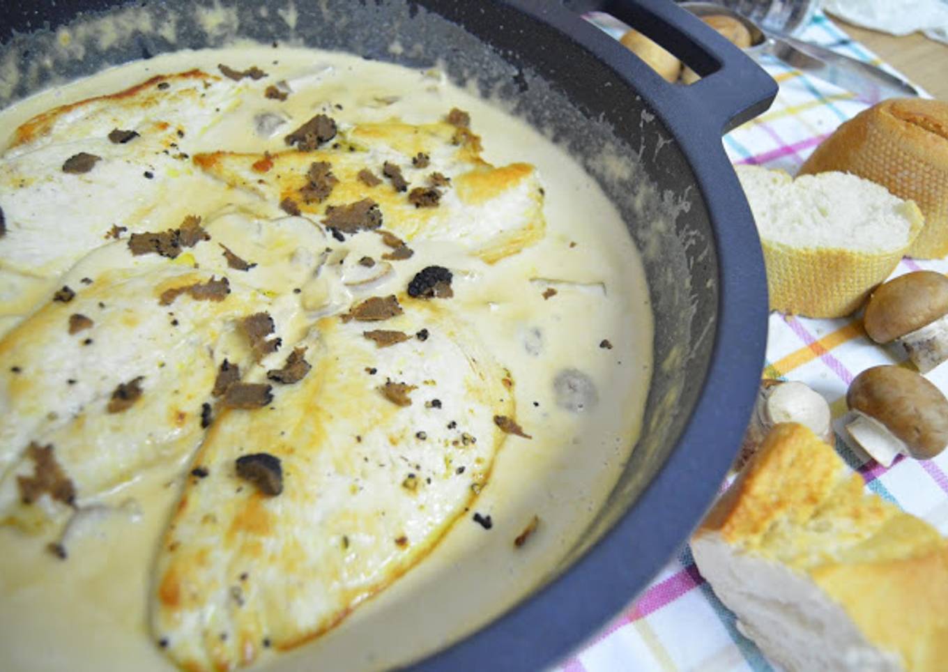 Pollo en salsa con champiñones portobello y trufa