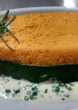 Una foto de Muselina de zanahorias y espinaca con salsa fria de cibullette 