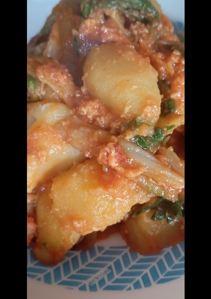 Una foto de Acelgas con tomate y huevo a mi manera
