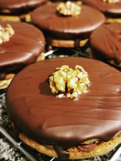 Una foto de Pastelitos con nueces y chocolate