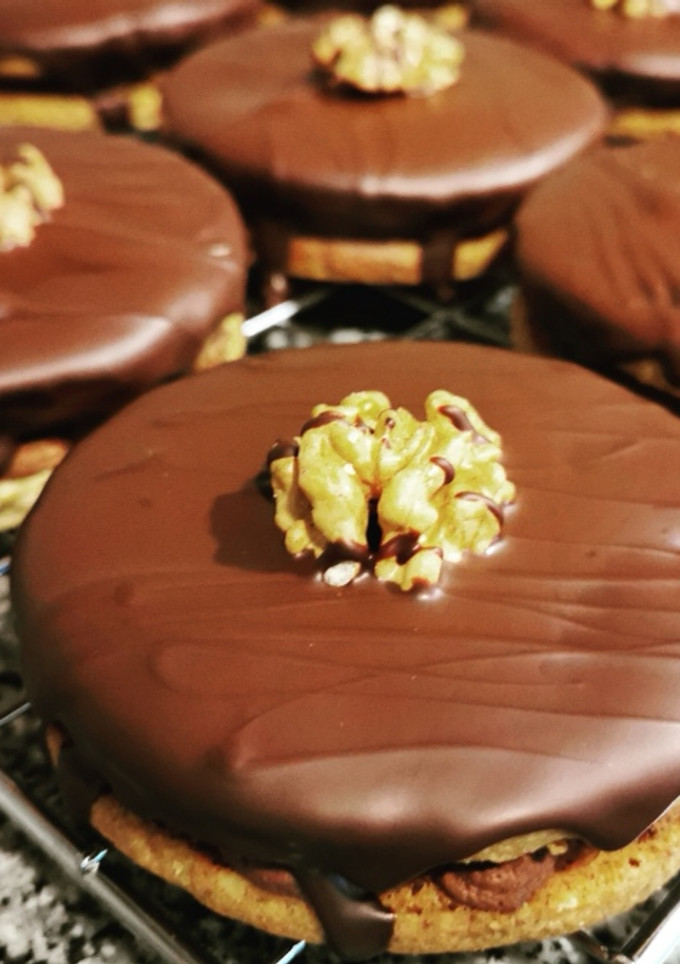 Una foto de Pastelitos con nueces y chocolate