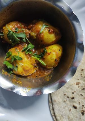 রুটি ও আলুর দম(roti o aloor dum recipe in Bengali) রেসিপির প্রধান ছবি