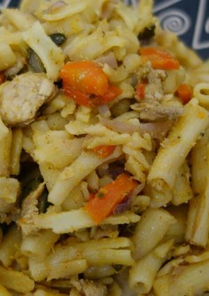 A picture of Macaroni, chicken and mixed vegetables.