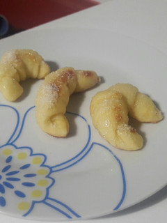 Una foto de Mini Medialunas ideales para la merienda de los niños!!!