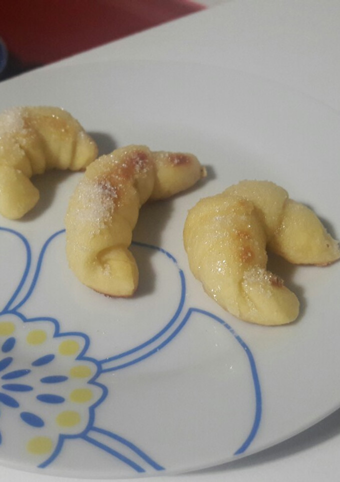 Una foto de Mini Medialunas ideales para la merienda de los niños!!!