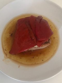 Una foto de Solomillo de cerdo al horno con oro rojo (pimientos del piquillo)