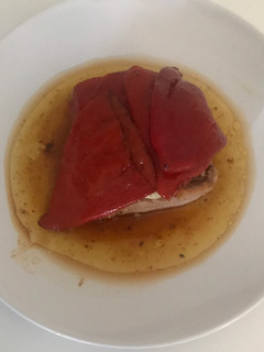 Una foto de Solomillo de cerdo al horno con oro rojo (pimientos del piquillo)