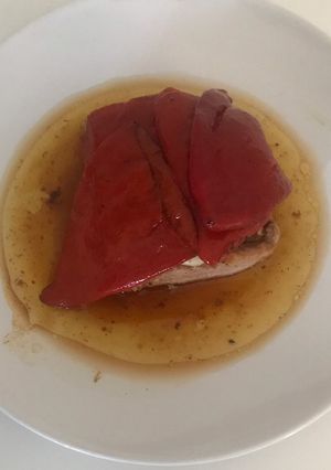 Una foto de Solomillo de cerdo al horno con oro rojo (pimientos del piquillo)