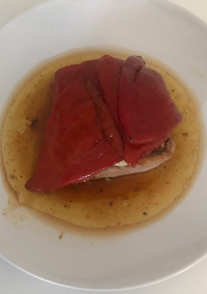Una foto de Solomillo de cerdo al horno con oro rojo (pimientos del piquillo)