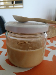 Una foto de Mantequilla de cacahuate y almendra